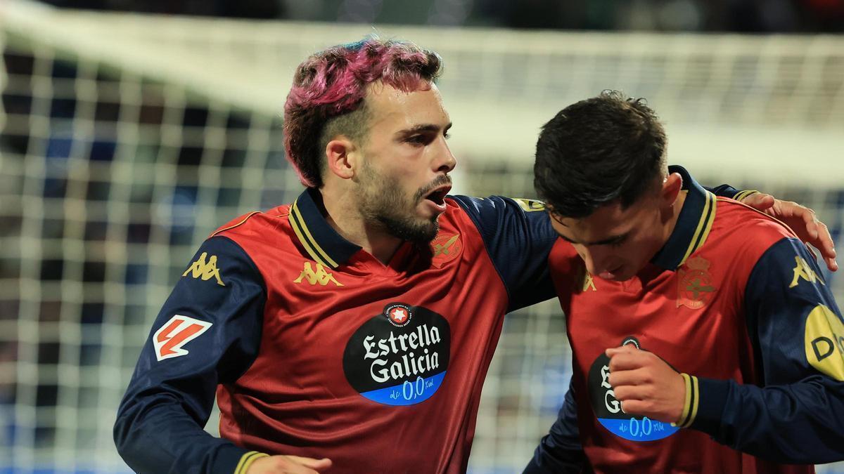 Mella y Yeremay celebran el gol en Zaragoza