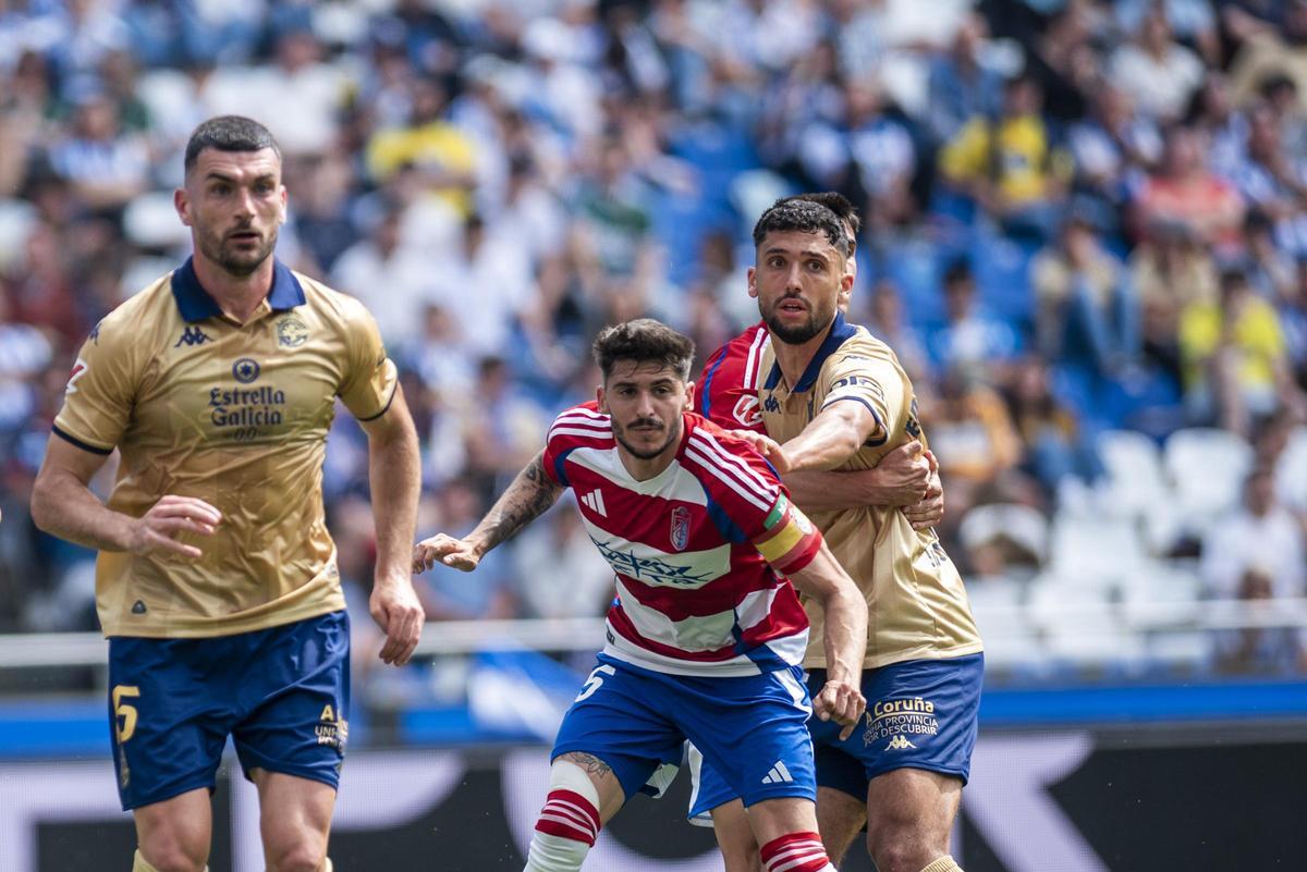 Pablo Vázquez y Eddahchouri pugnan con dos jugadores del Granada en un córner, la temporada pasada, en Riazor.