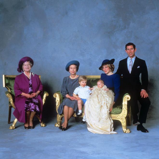 Retratato oficial de la reina Isabel, Lady Di, Carlos de Inglaterra y sus hijos Harry y Guillermo en 1984