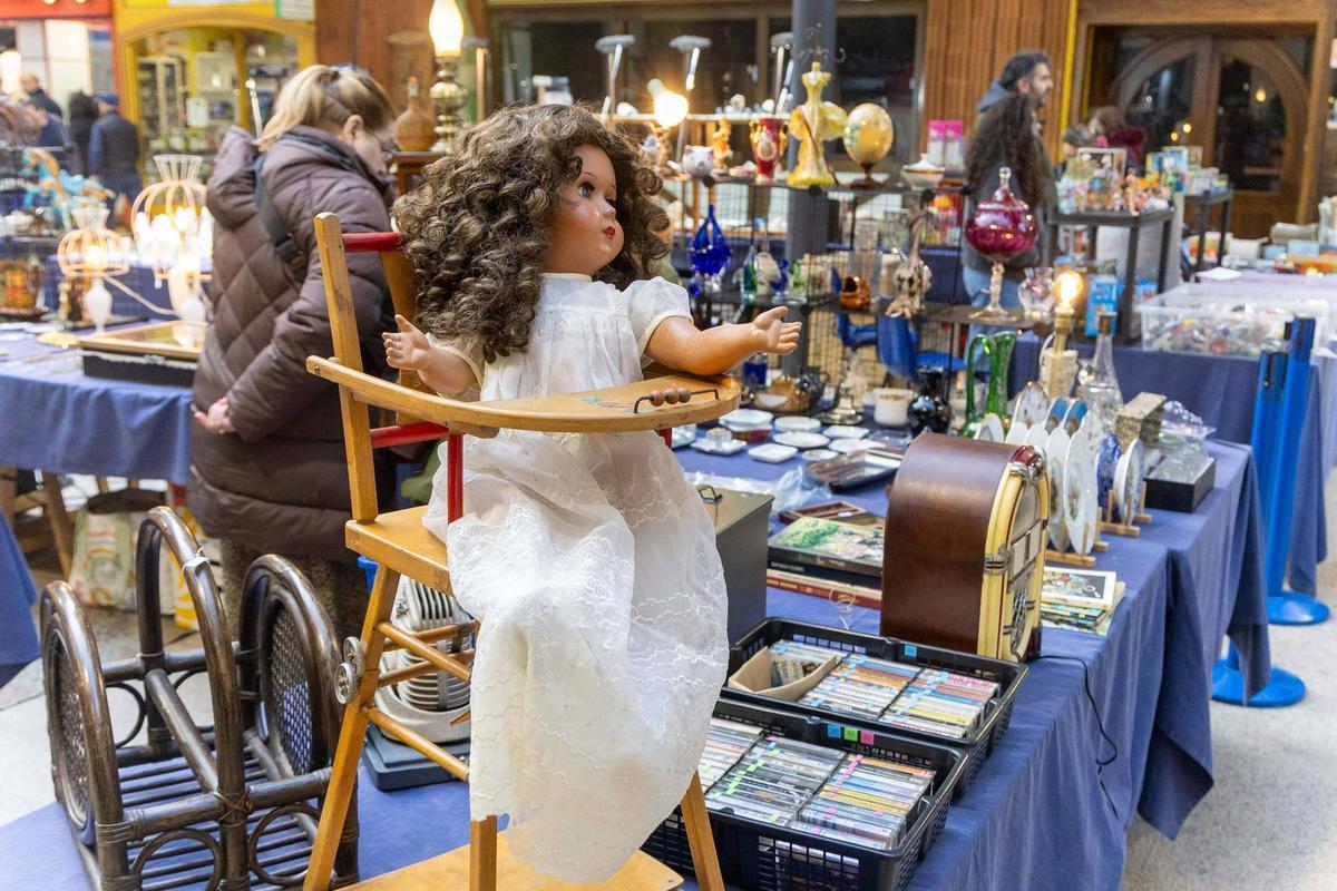 Do aritmómetro ao Playmobil sen esquecer o máis 'vintage': a Feira de Antigüidades triunfa en Área Central