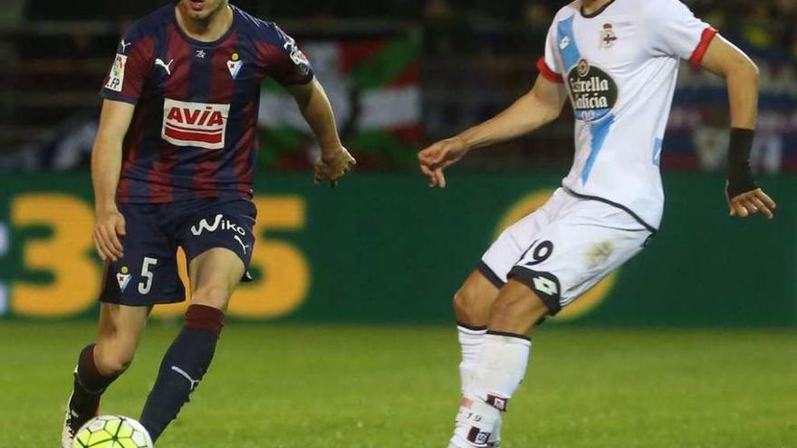 Fayçal presiona a Escalante en el partido del sábado ante el Eibar.