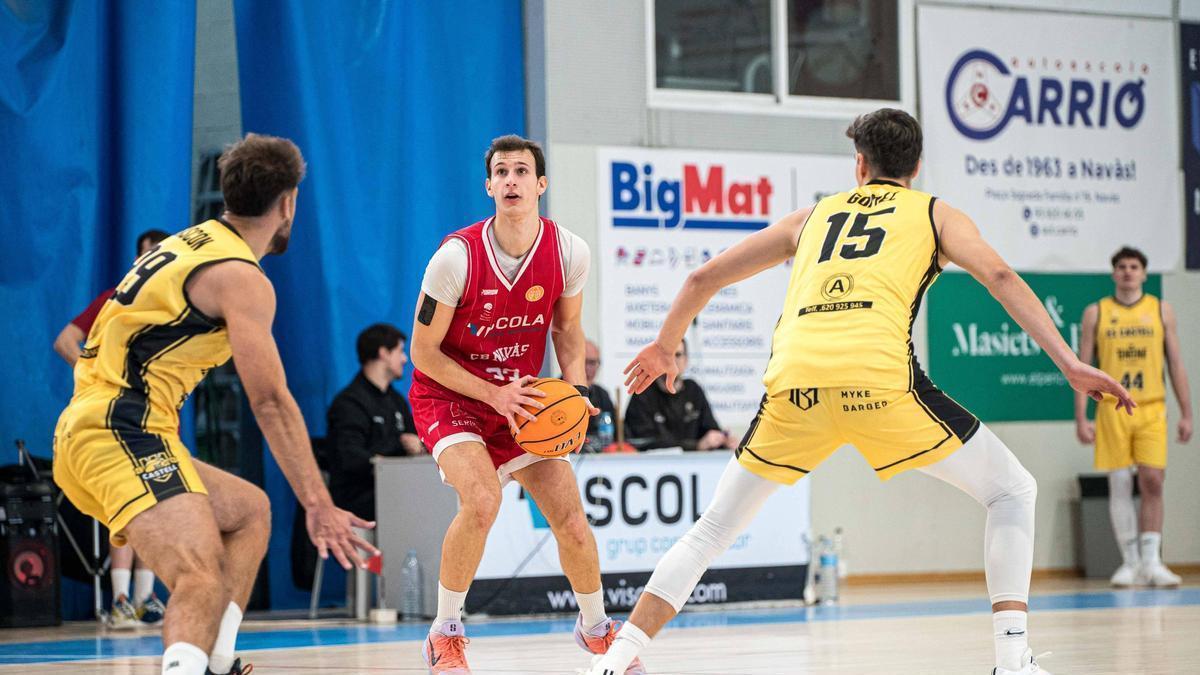 Adrià Montagut inicia l'execució d'un llançament en el darrer partit a casa contra el CB Es Castell