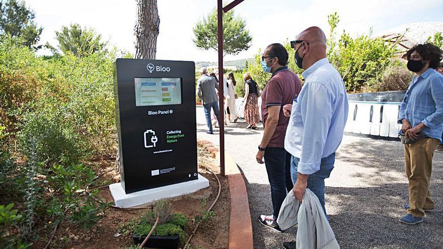  Invitados analizando el nuevo proyecto del centro, el ‘Bioo Panel’. 