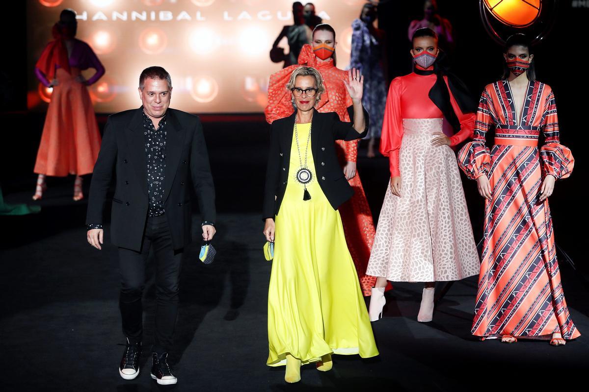 El diseñador Hannibal Laguna y su hermana, Isabel Angulo, en un desfile en Madrid en 2021.