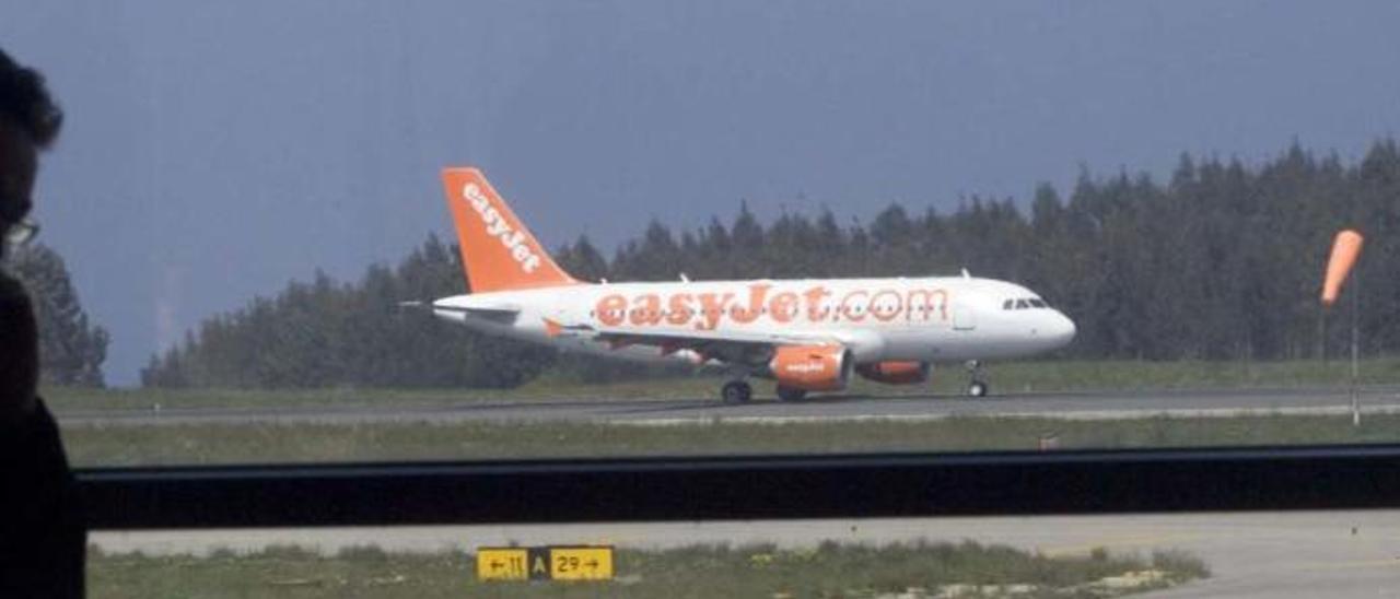 Un avión de Easyjet en el aeropuerto de Asturias.