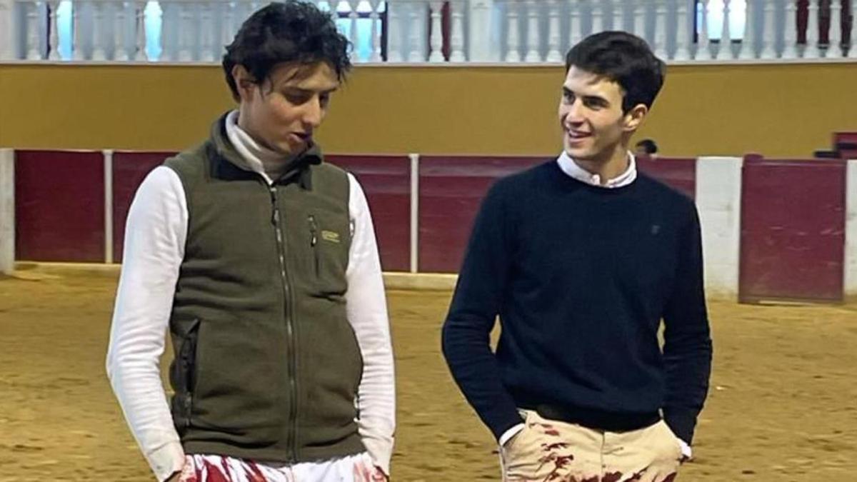 Andrés Roca Rey junto a Samuel Navalón tras un tentado en la finca de Nazario Ibáñez hace tres años, cuando se conocieron.