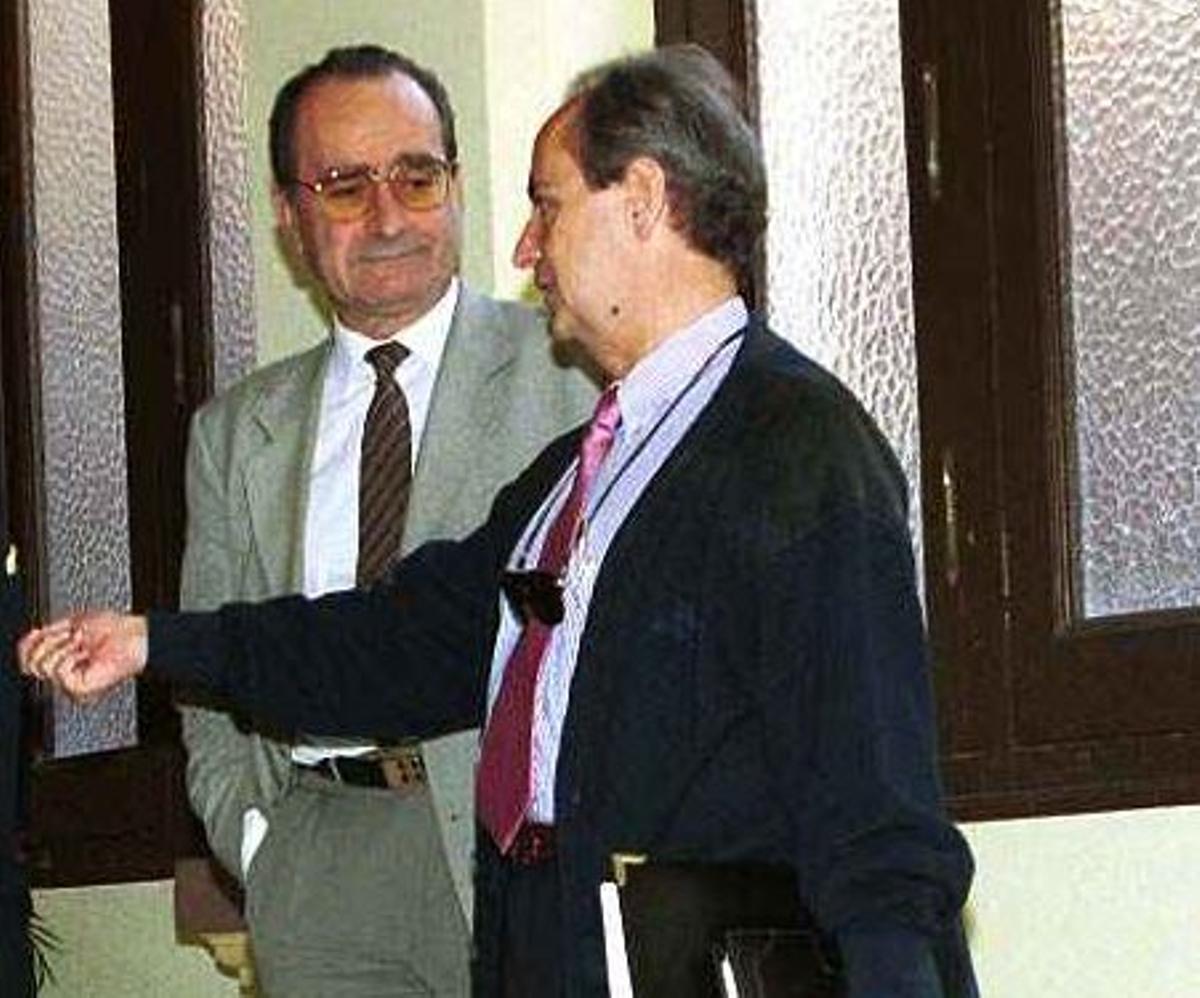 Francisco de la Torre y Francisco Lucena, en los pasillos del Ayuntamiento en 1999.