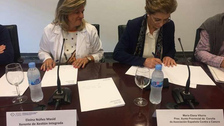 Eloíña Núñez y María Elena Viturro, ayer, en la firma del convenio.