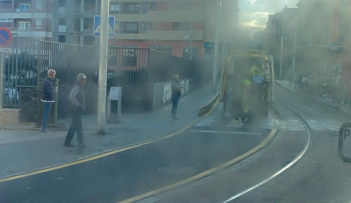 Imagen de los servicios de emergencia atendiendo a la persona afectada.