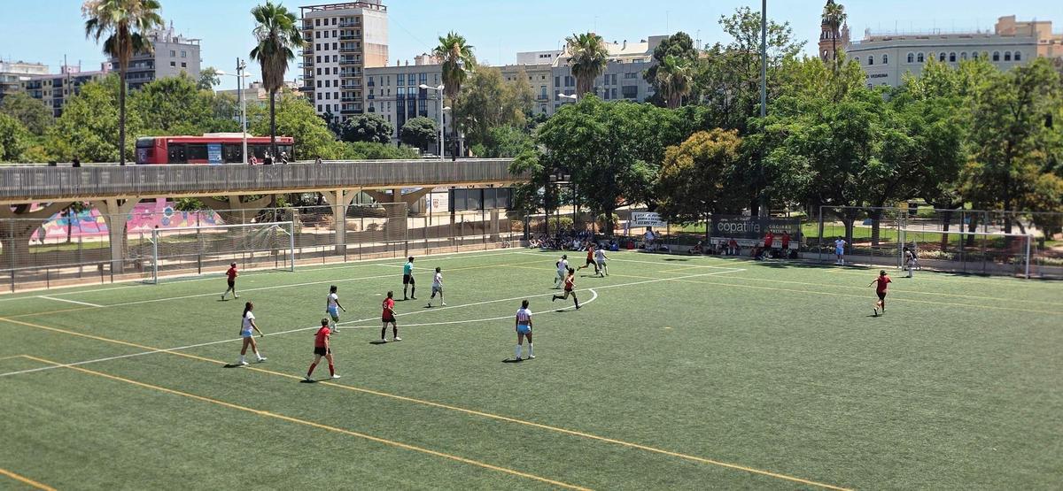 Un partido femenino, en plena solana, a las 15 horas