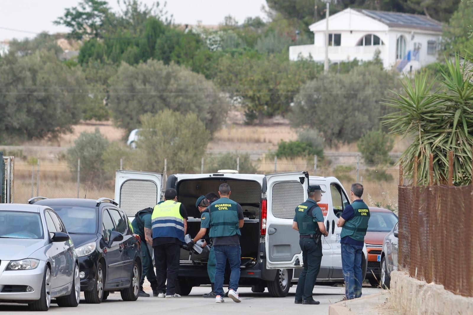 Un hombre se suicida tras matar a tiros a su mujer y a su hijastro en Benaguasil