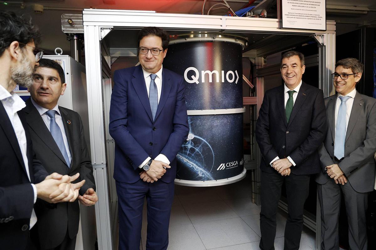 El ministro Óscar López, en su visita al Cesga, junto al delegado del Gobierno, Pedro Blanco, y el conselleiro de Educación, Román Rodríguez