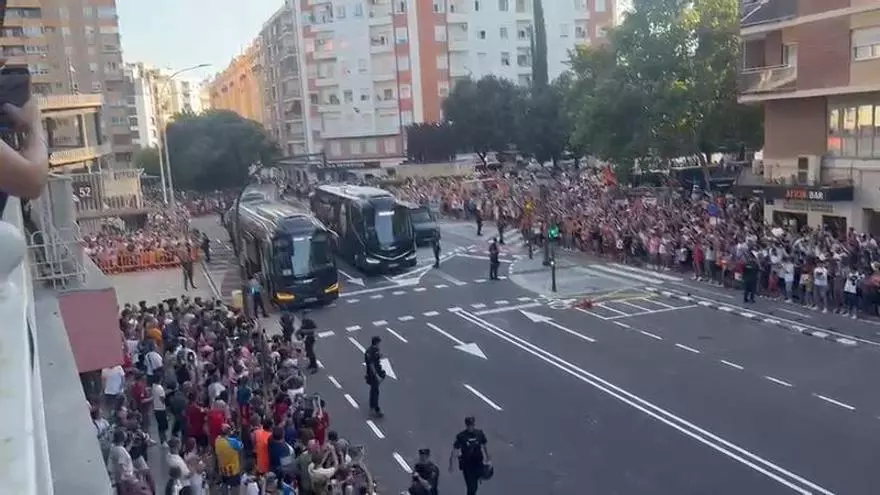Así ha sido la llegada del Valencia CF a Mestalla a su último Trofeu Taronja