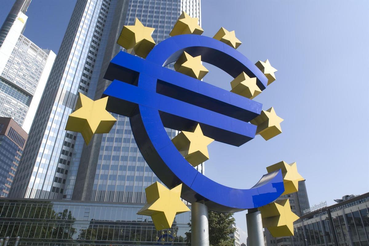 L’euro, l’escultura i els paral·lelismes poètics L’euro, l’escultura i els paral·lelismes poètics