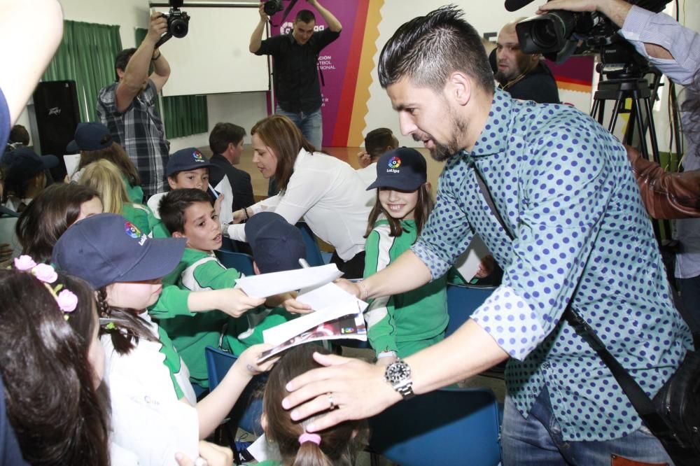 Nolito y Sergio, con los niños de Los Sauces