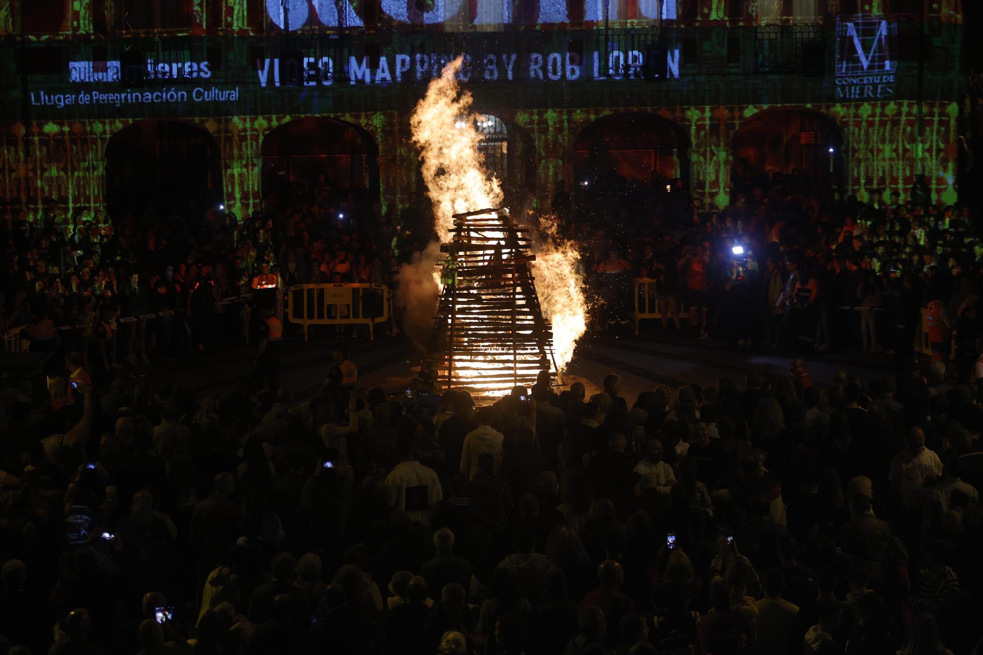 Las hogueras de San Xuan iluminan de nuevo la noche en toda Asturias