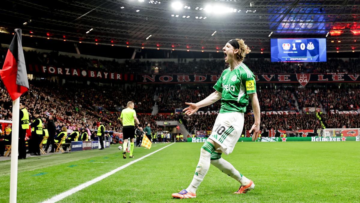 Anthony Gordon del Newcastle celebra el gol del 1-1 durante el partido de la UEFA Champions League entre el Bayer 04 Leverkusen y el Newcastle United