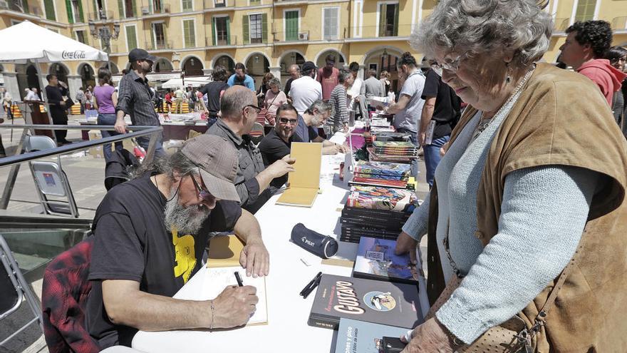 Zu Sant Jordi gibt es in Palma de Mallorca Bücherstände und Autogrammstunden.