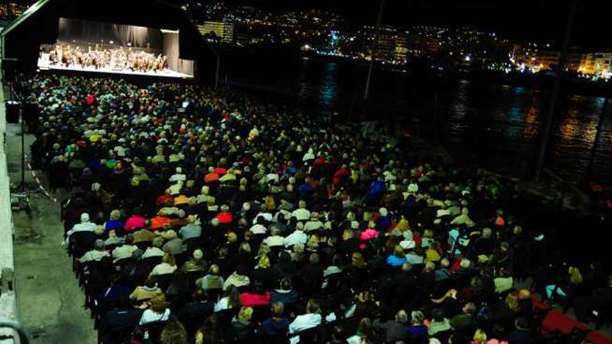 &#039;Una noche en Arguineguín&#039;, en el escenario del muelle.