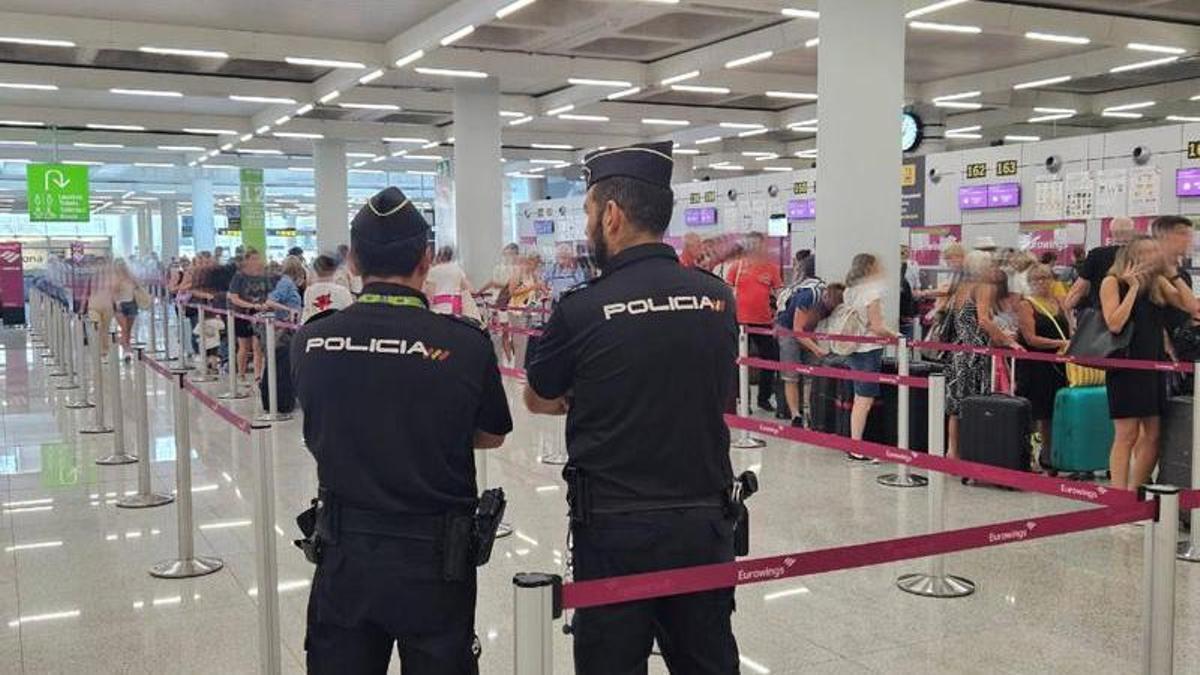 Die Polizei erwischte die Diebe auf dem Flughafen.