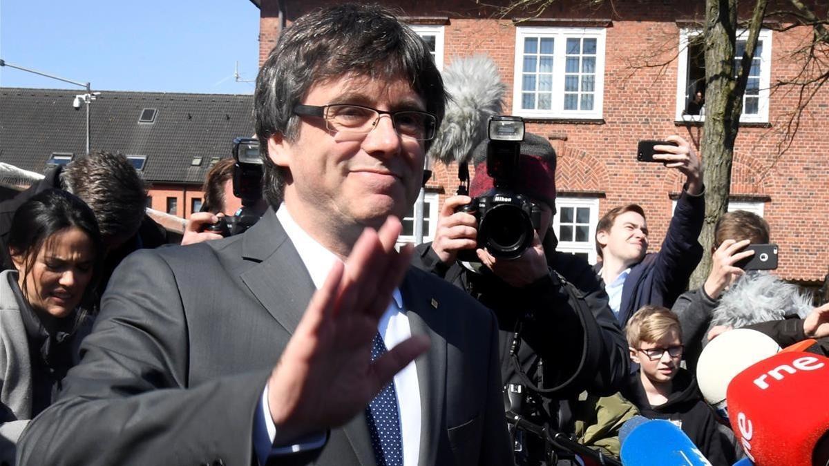zentauroepp42805767 catalonia s former leader carles puigdemont waves to the med180406140407