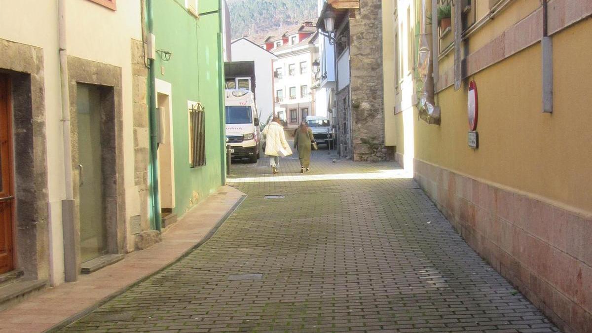 La calle de La Cárcel, en Cangas de Onís.