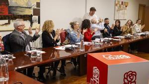 El secretario general del PSE-EE y candidato a Lehendakari Eneko Andueza, recibido con aplausos a su llegada a la ejecutiva del partido este lunes.