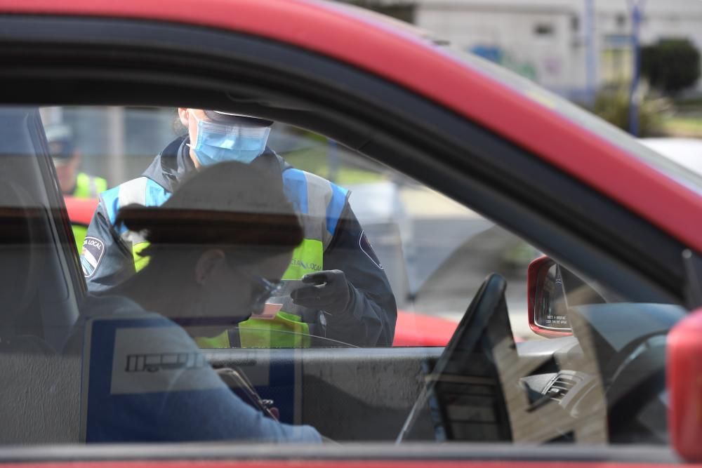 Los agentes vigilan los accesos a la ciudad y proponen multas para los infractores.