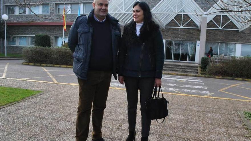 Los diputados Pedro Leal y Carmen Fernández, ayer, frente al Hospital de Jarrio.