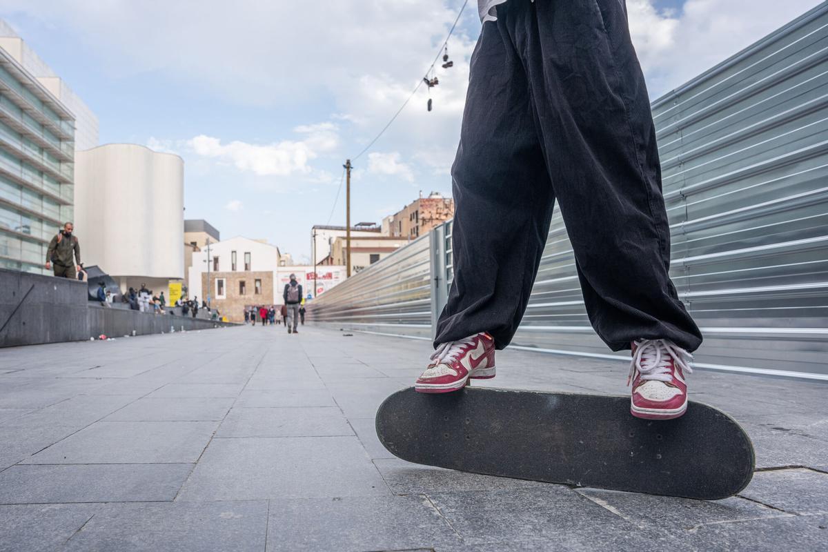 Empiezan las obras de ampliación del MACBA con la instalación de unas vallas metálicas que reducen el espacio para los vecinos y los skaters. 