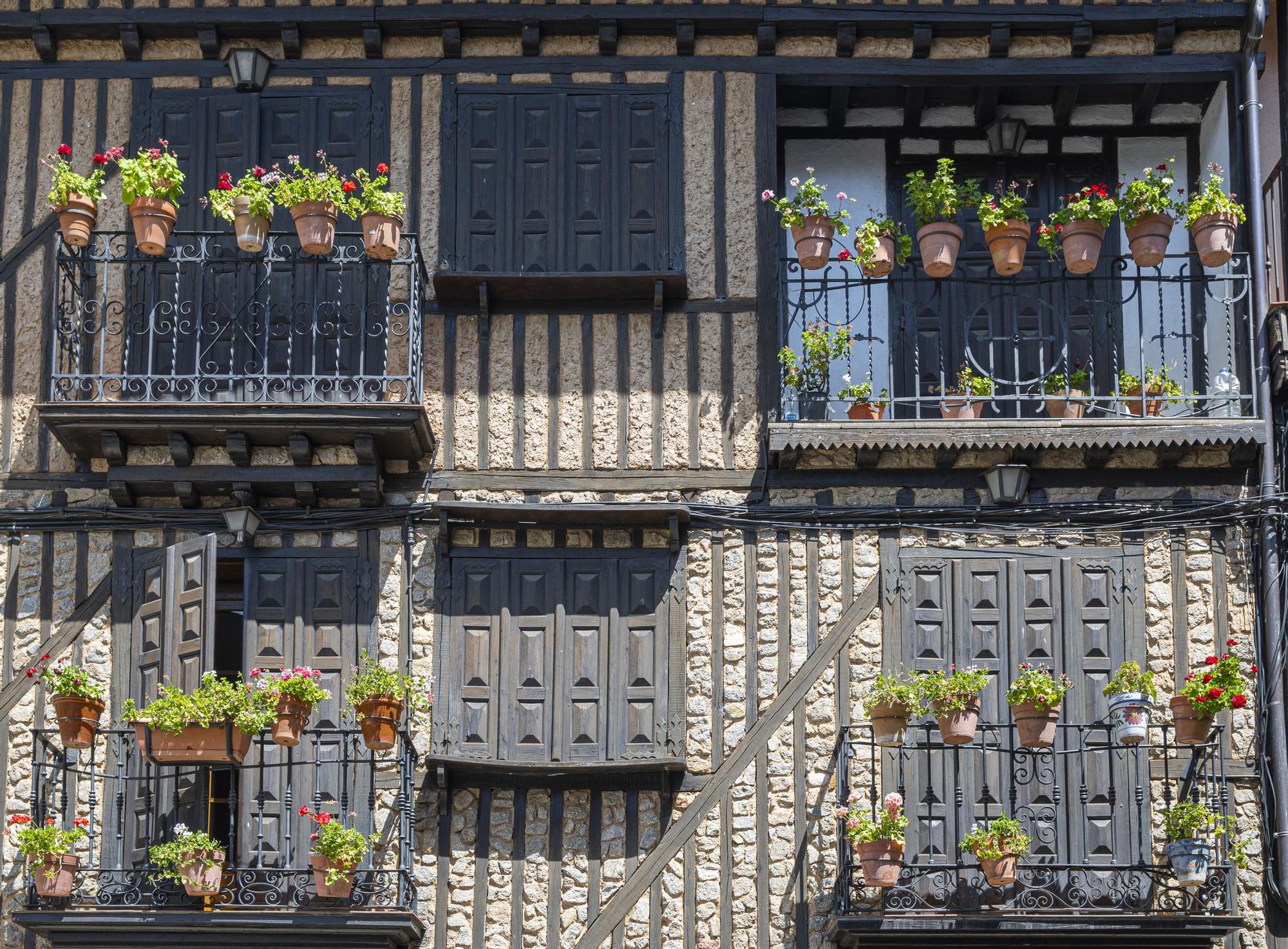 Fachadas de piedra y adobe, balcones en voladizo y tramoneras de madera tan típicas como las de la Bretaña francesa