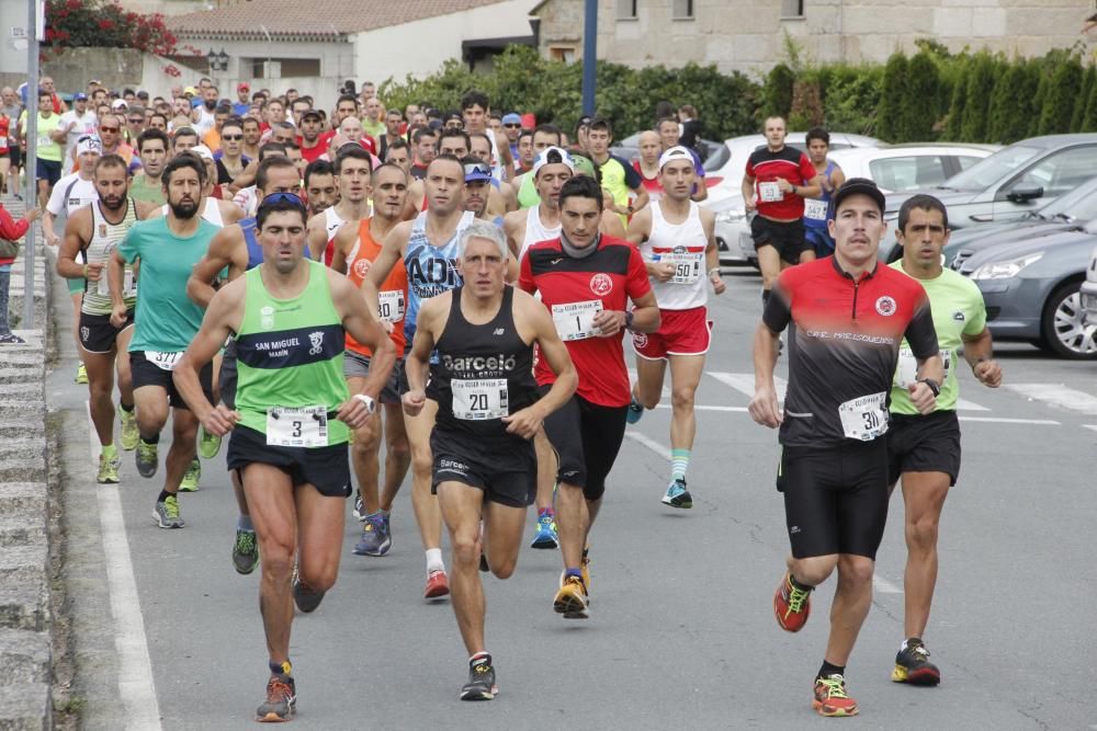 Más de medio millar de corredores completaron el espectacular y exigente recorrido de 21 kilómetros por la Costa da Vela de Cangas.