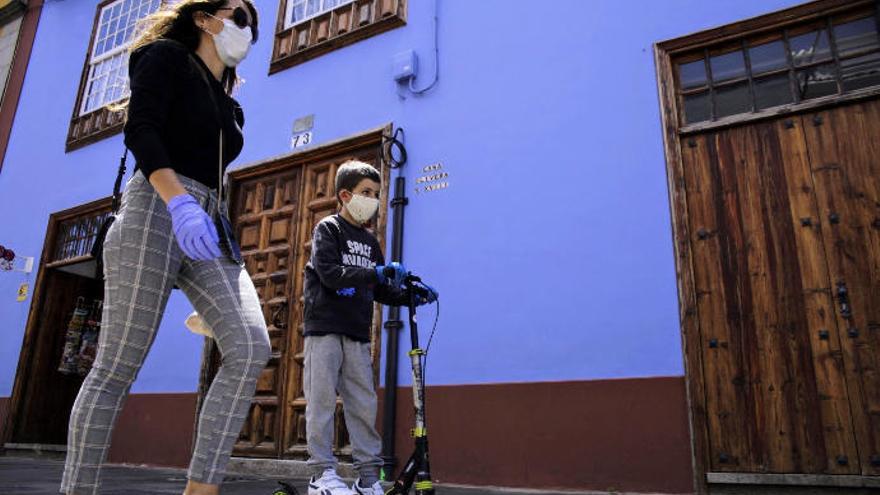 Una mujer pasea con su hijo por las céntricas calles de La Laguna.