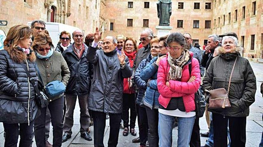 Los participantes frente a la fachada de la Universidad de Salamanca.