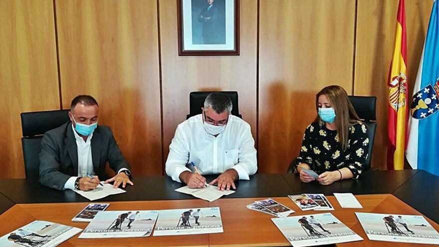 La firma del convenio entre David Castro e Iván Vidal.