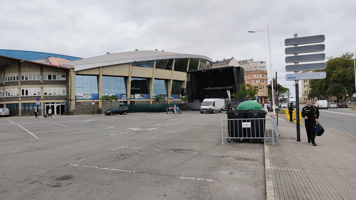 Escenario en la explanada de Riazor, preparado para los conciertos de la noche de San Juan A Coruña 2025.