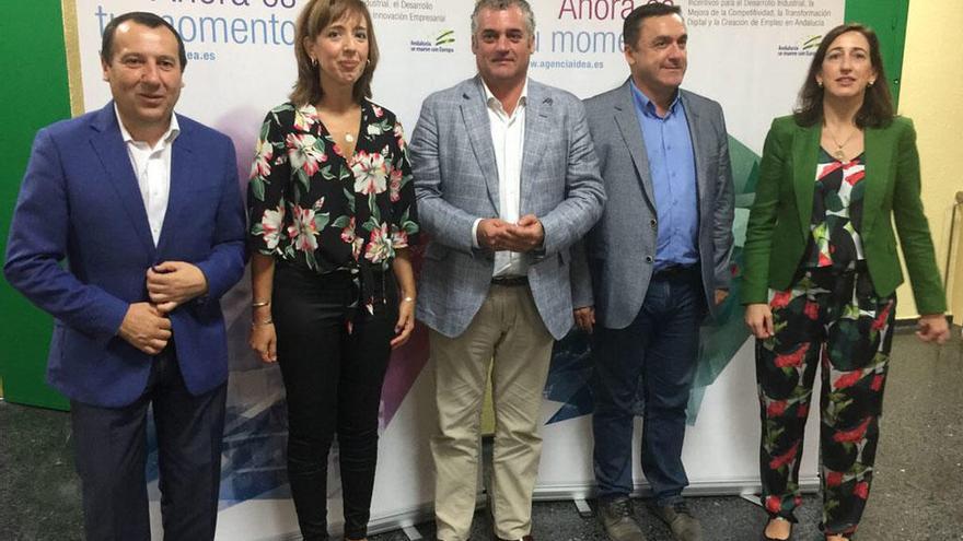 Carnero, en el centro, en la presentación de los nuevos incentivos.