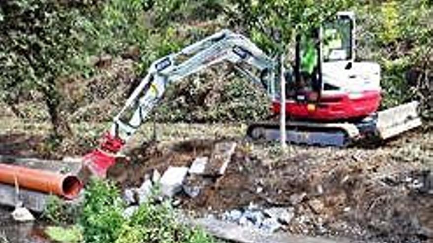 Excavadora y colector, ayer al borde del regato de A Gándara.