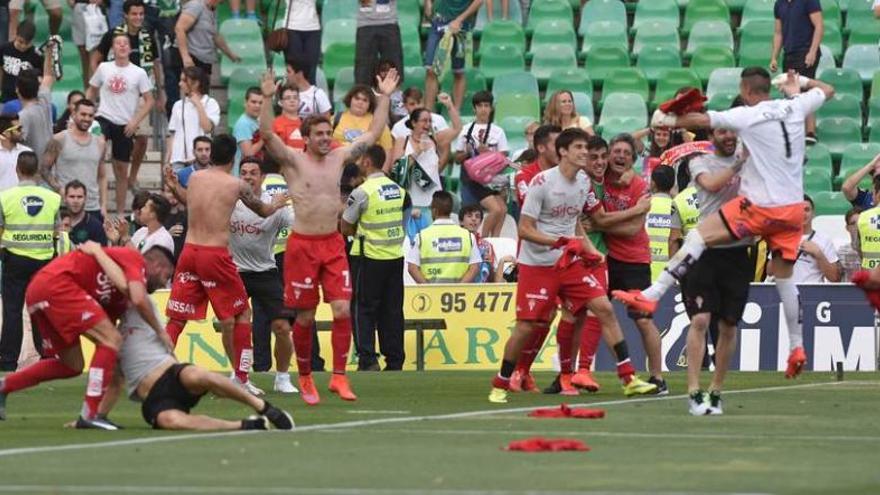 Sobre estas líneas, dos momentos de la celebración de la plantilla del Sporting en el Benito Villamarín.