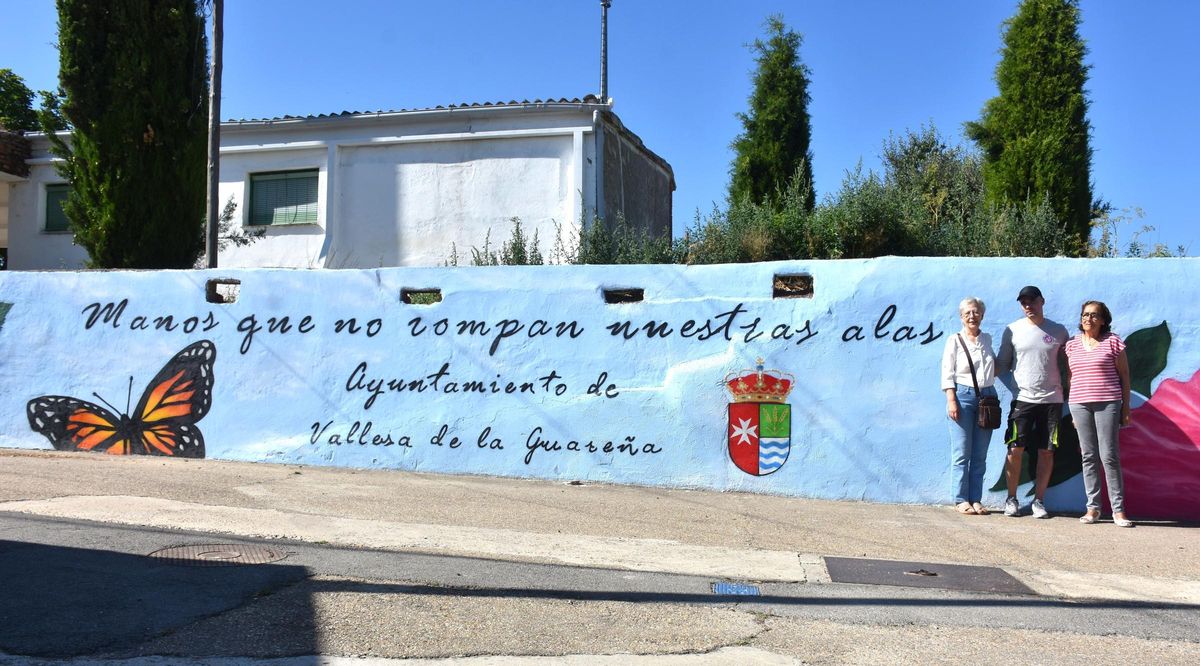 La alcaldesa, la teniente de alcalde y el artista junto al mural de Vallesa de la Guareña