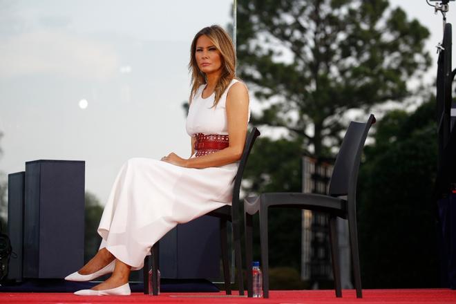 Melania Trump con vestido blanco y bailarinas del mismo color