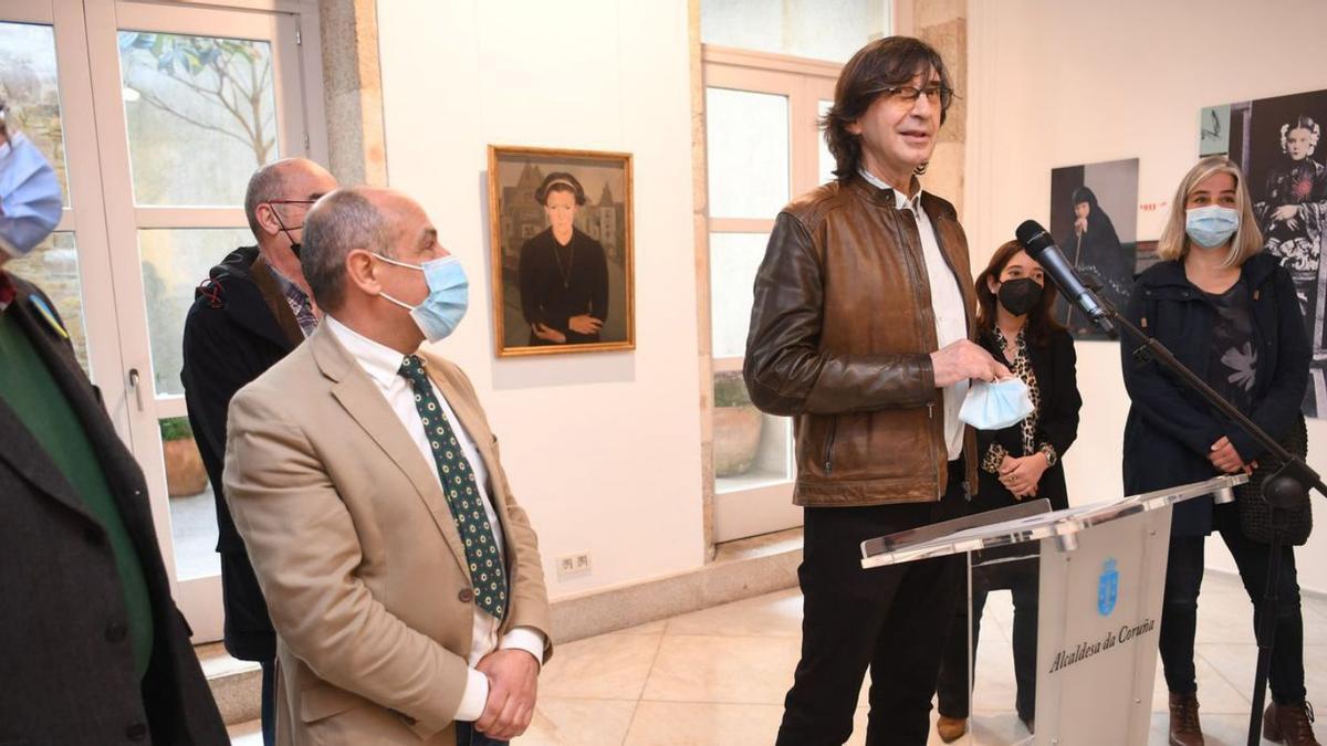 El historiador Xosé Manuel Alfeirán, en la presentación de la exposición, ayer.  | // CARLOS PARDELLAS