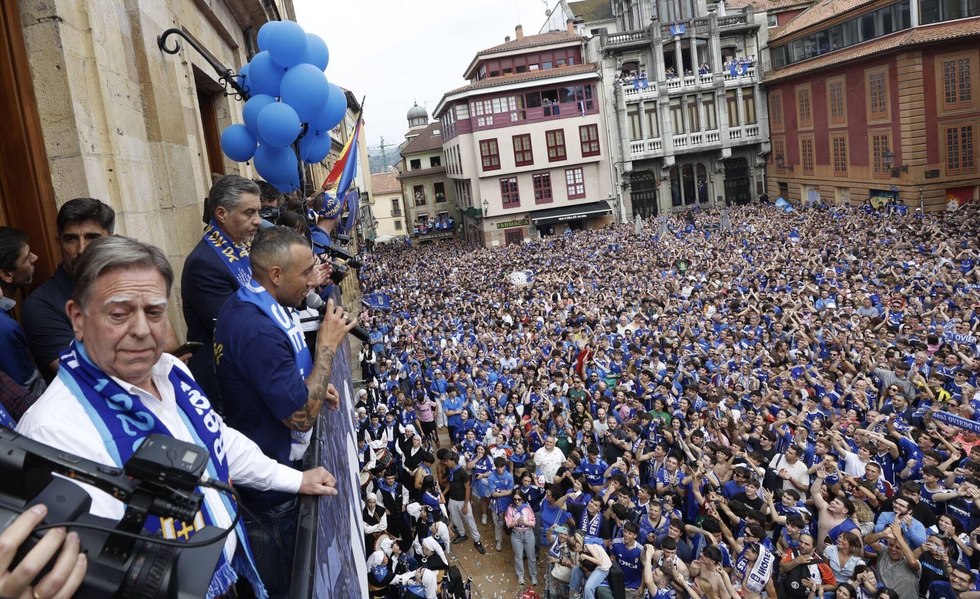 Locura azul en las calles de Oviedo para celebrar el ascenso del equipo a Primera División