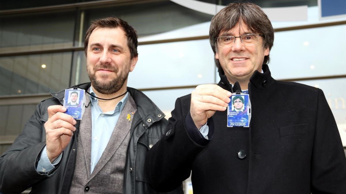 El 'exconseller' Toni Comín y el 'expresident' Carles Puigdemont, con su credencial de eurodiputados en Bélgica.