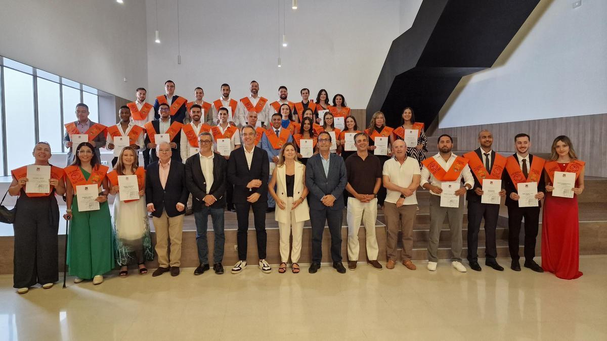 Los participantes en el acto de graduación.