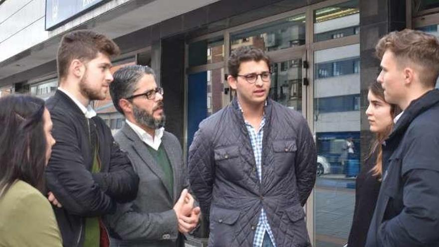 Gerardo Antuña y Manuel López Purón, ayer, conversando con usuarios del centro de estudio del Vasco.