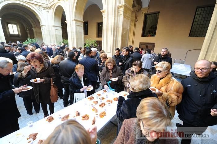 Reparto de boniatos en el Palacio Episcopal por San Fulgencio