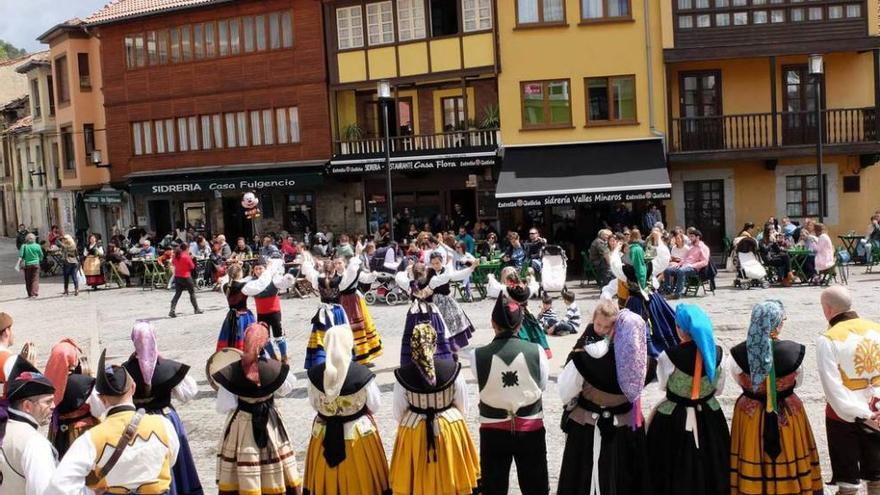 Una actuación del grupo &quot;Prau Llerón&quot; en la plaza mierense de Requejo.