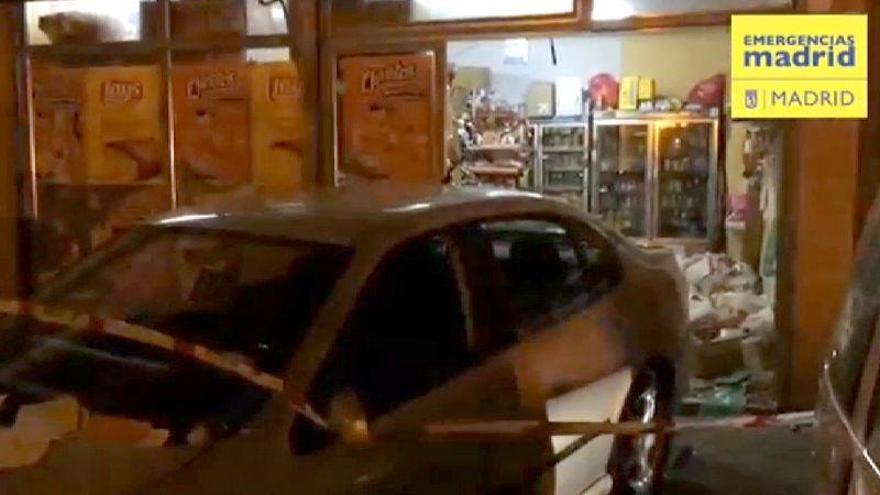 Muere un niño al impactar un coche contra la tienda de sus padres