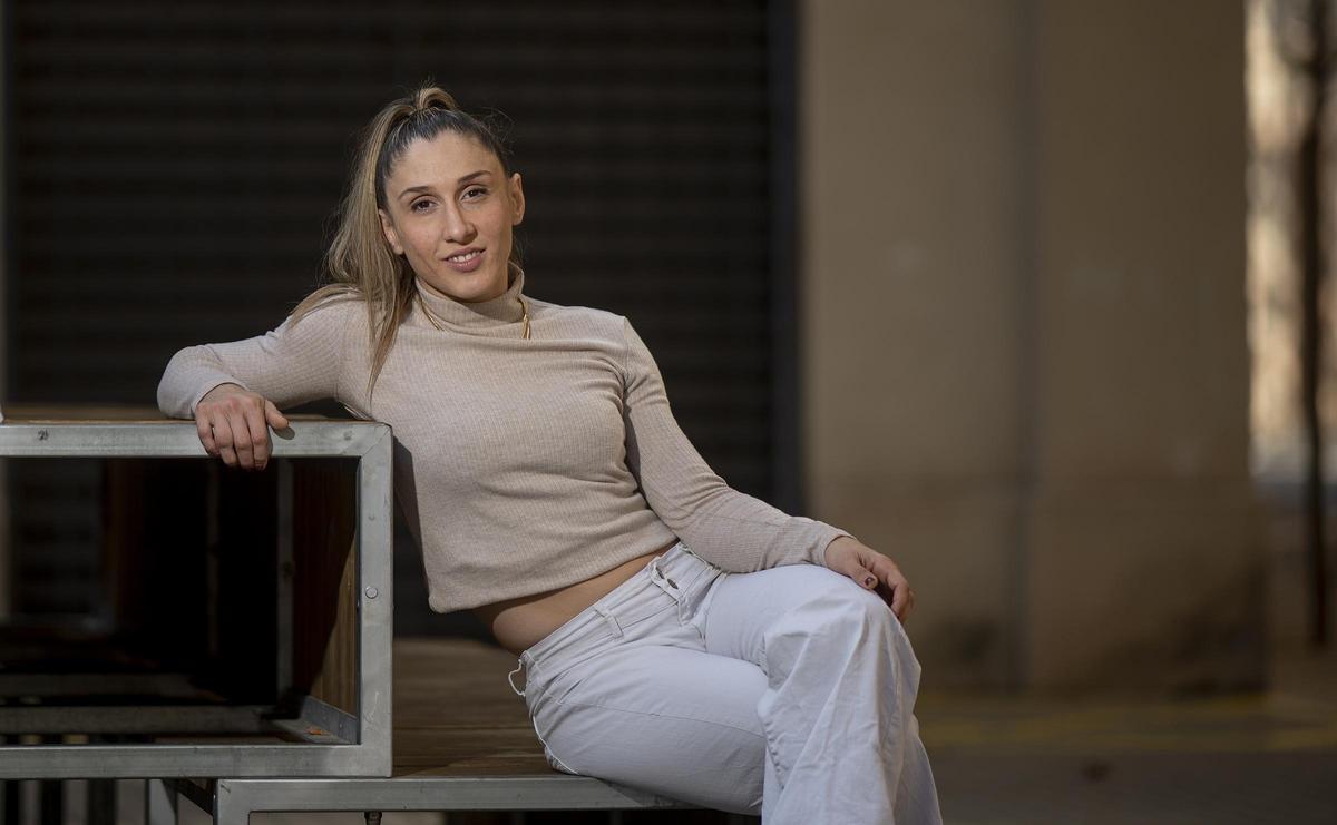 Isabel Calvo posa para EL PERIÓDICO tras proclamarse campeona del mundo de MMA.
